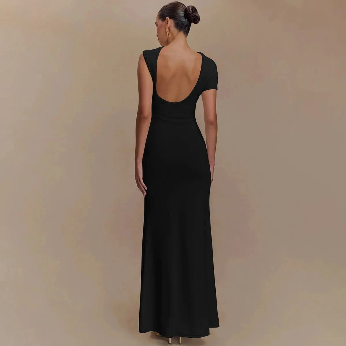 Robe de soirée chic longue noire dos nu moulante manches courtes élégante pour évènement ou cocktail