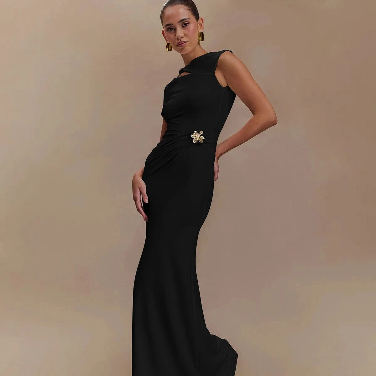 Robe de soirée chic noire longue moulante sans manches élégante avec broche dorée pour évènement gala