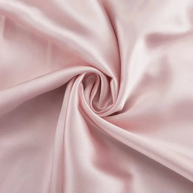 Robe satin rose poudré fluide chic pour soirée d’été ou mariage invitée, tissu doux et élégant