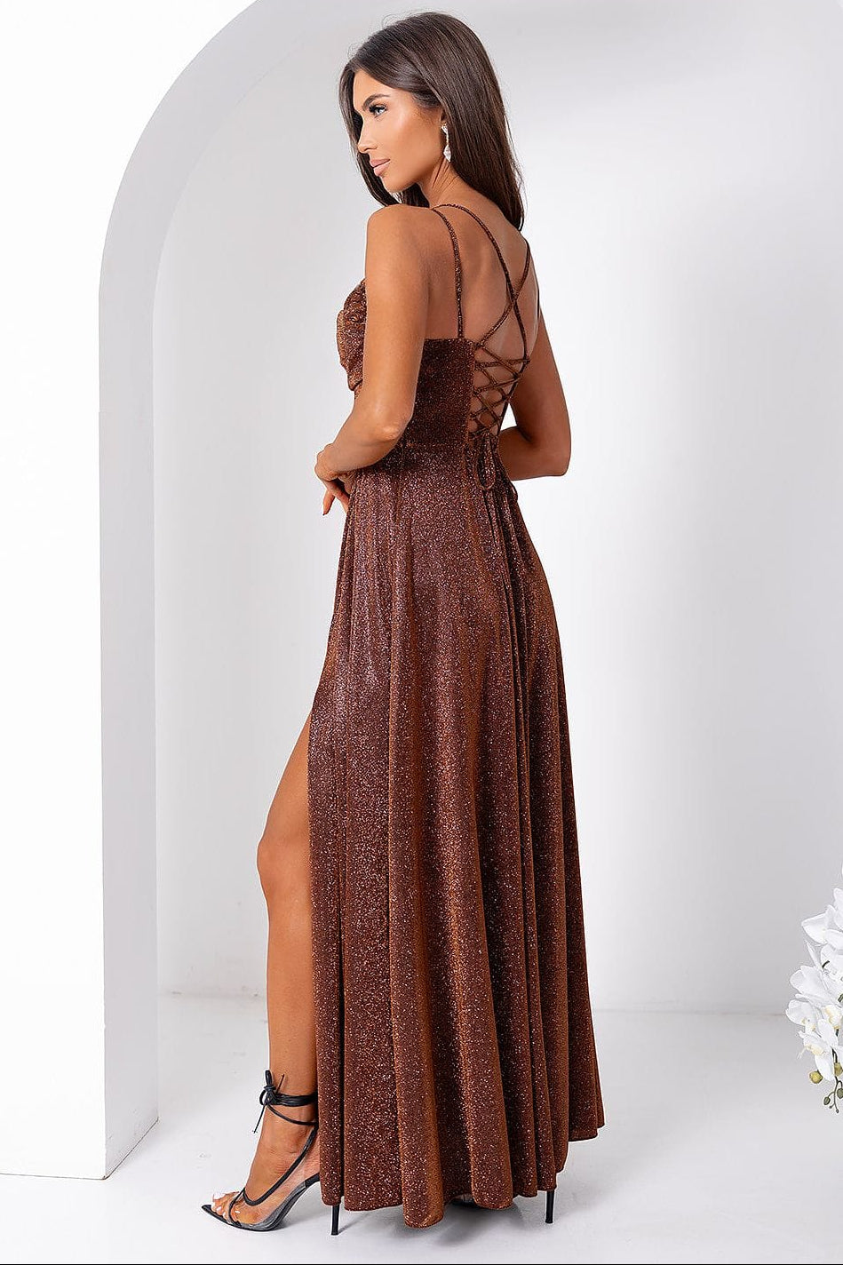 Robe de soirée chic longue marron dos nu fendue femme élégante à fines bretelles pour évènement cocktail