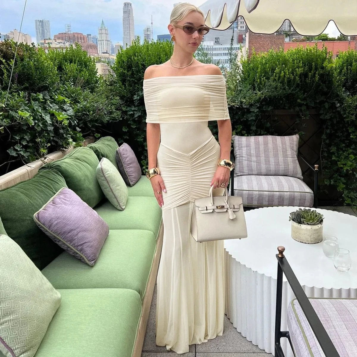 Robe longue blanche moulante soirée chic épaules dénudées avec sac à main élégant, parfaite été invité mariage