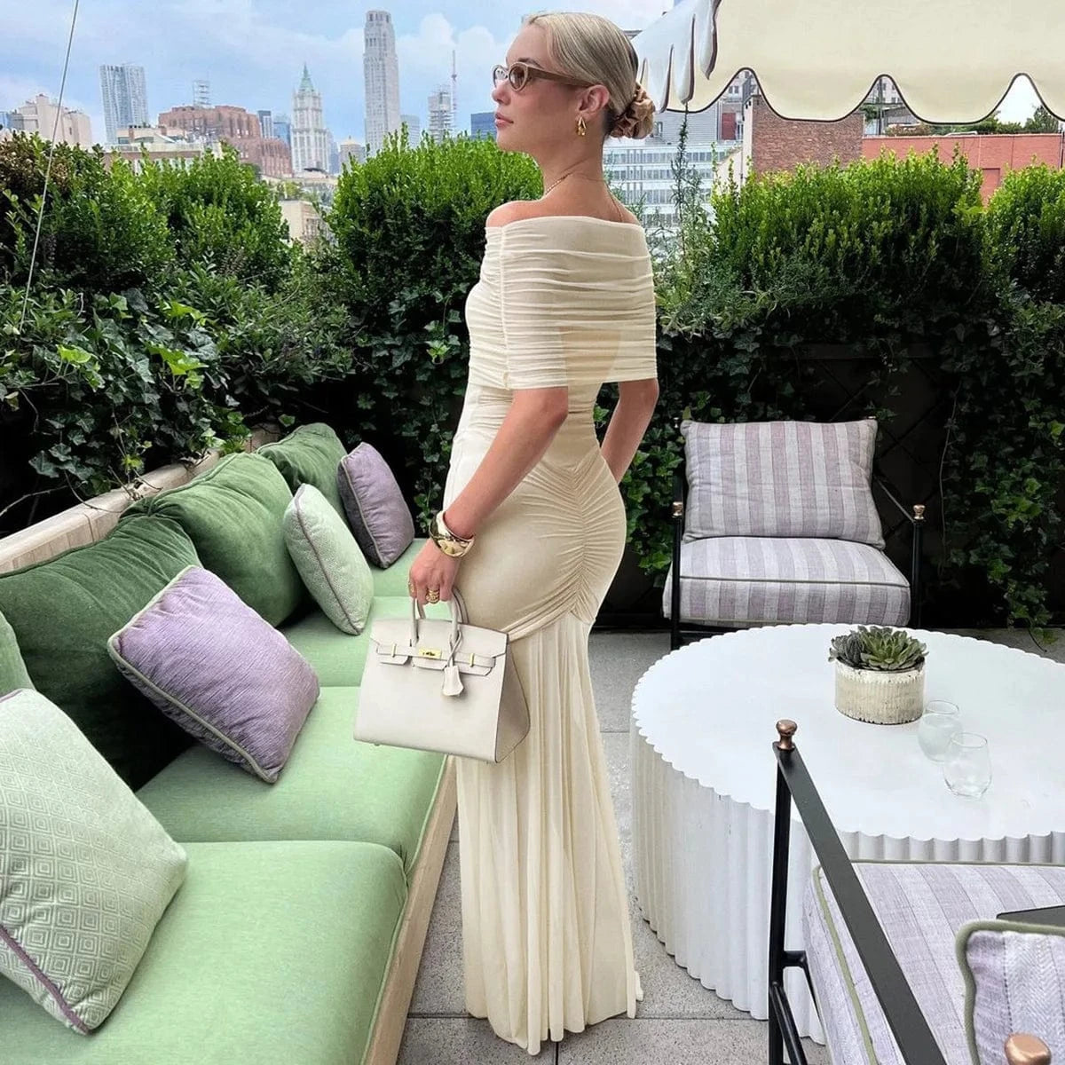 Robe de soirée chic longue moulante blanche manches courtes élégante, parfaite pour mariage ou cocktail