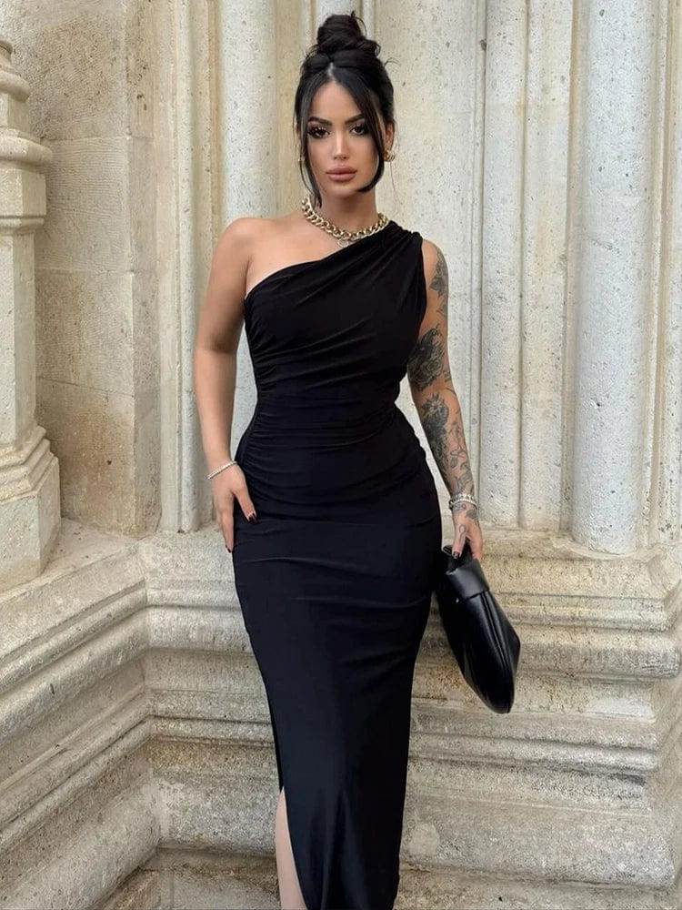 Robe de soirée chic noire longue moulante sans manches avec décolleté asymétrique élégante.