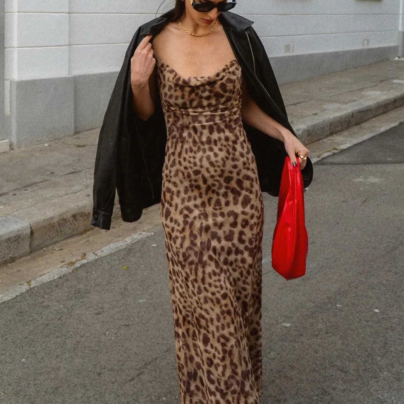 Robe de soirée sexy moulante longue sans manches léopard pour un look chic et audacieux.