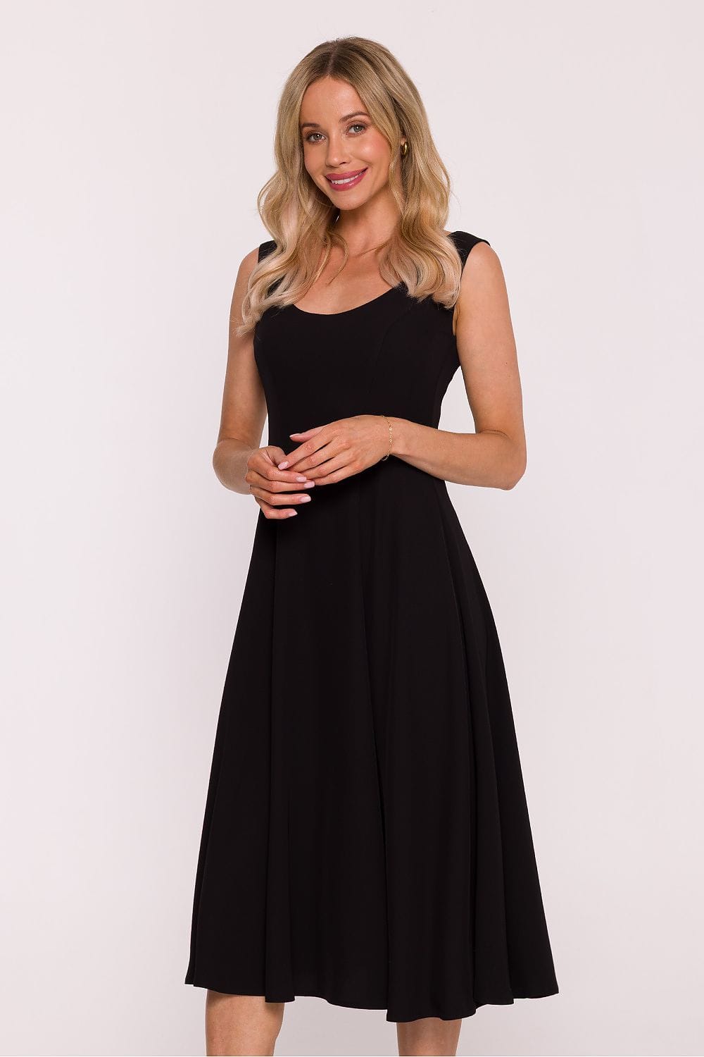 Robe noire midi évasée sans manches pour soirée chic ou cocktail, coupe élégante et féminine, style intemporel
