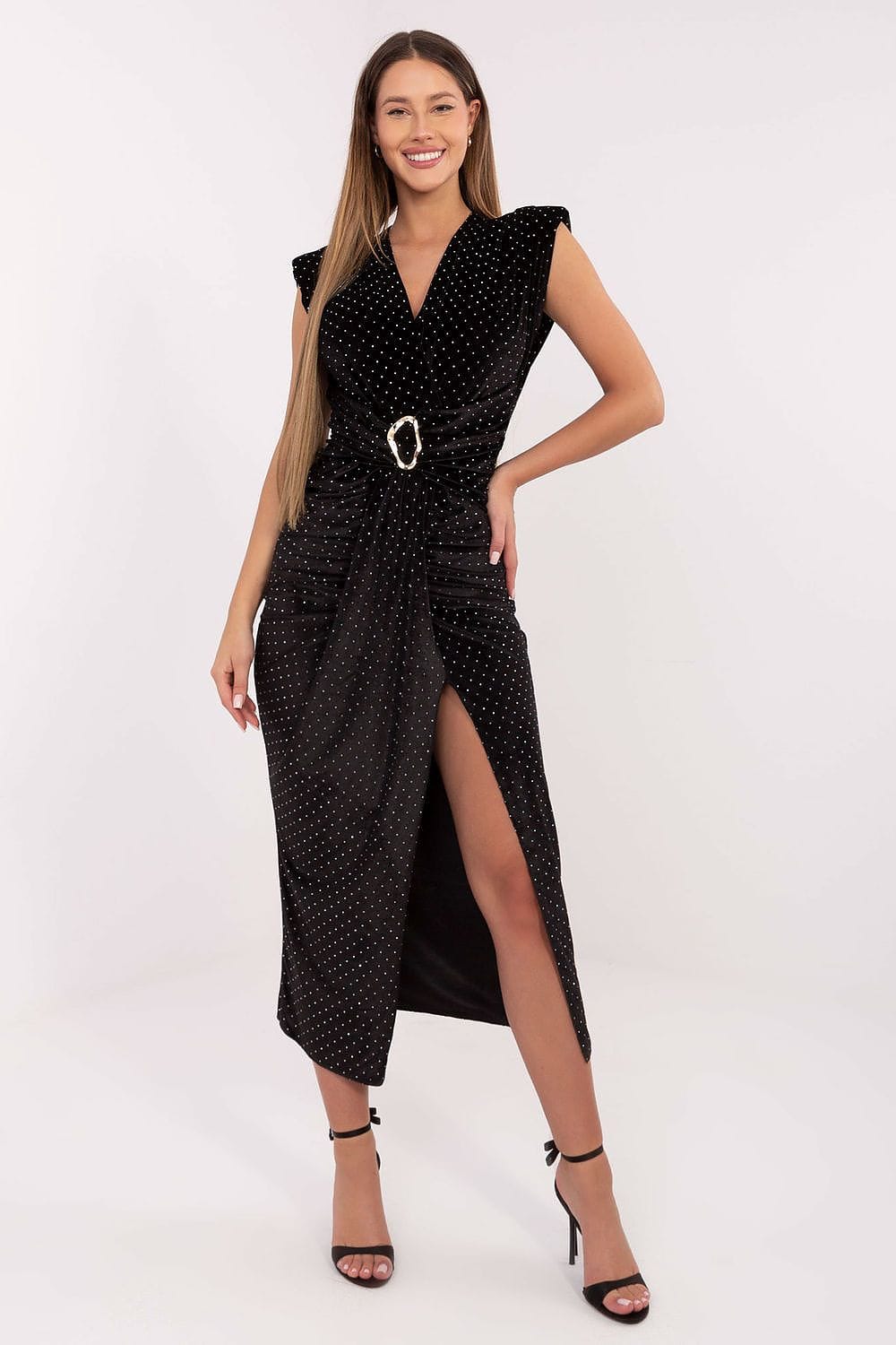 Robe de soirée chic noire à pois ceinturée fendue longue sans manches style glamour, idéale pour évènement élégant