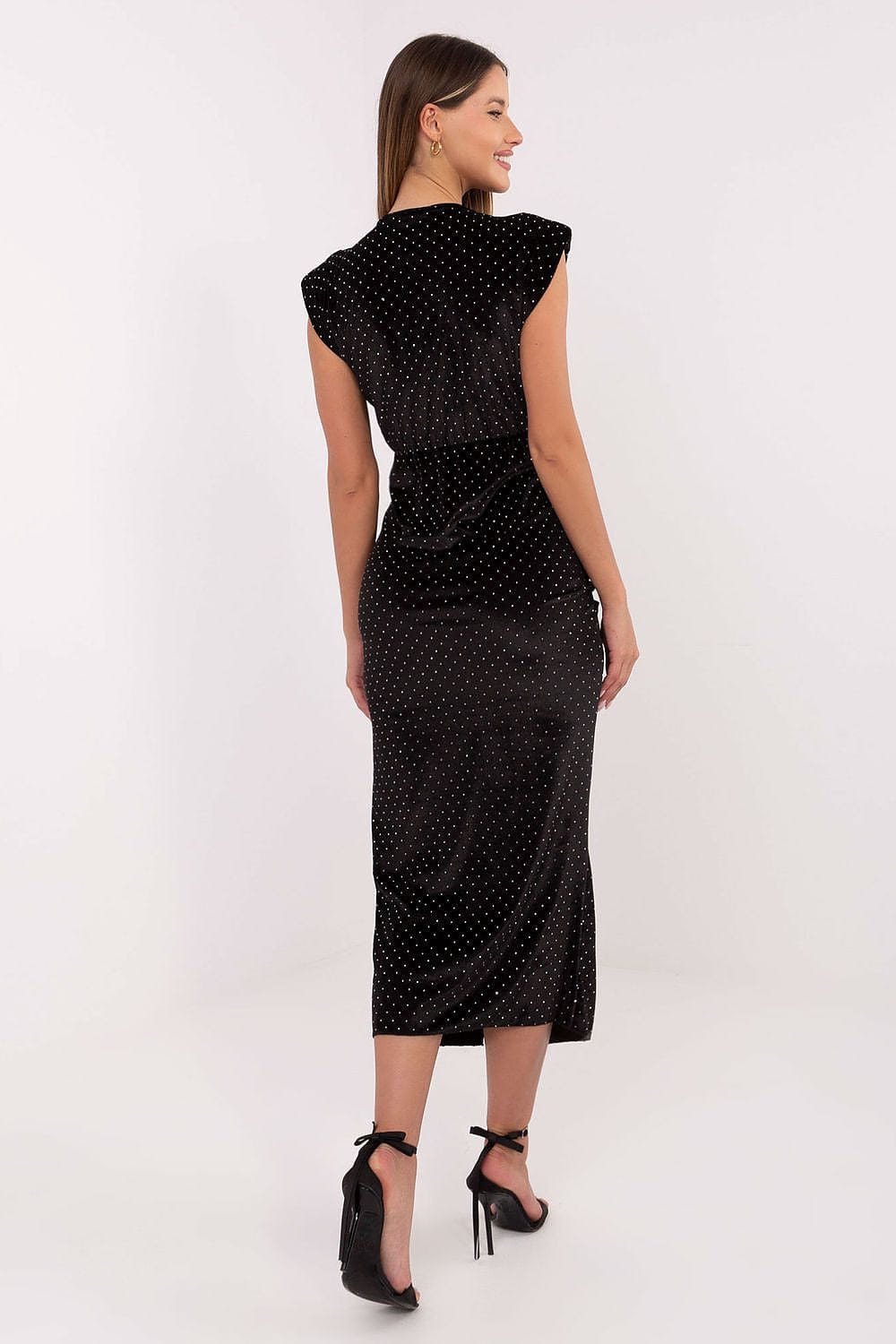 Robe de soirée chic noire longue à pois blancs, sans manches, idéale pour cocktail ou invité mariage élégant