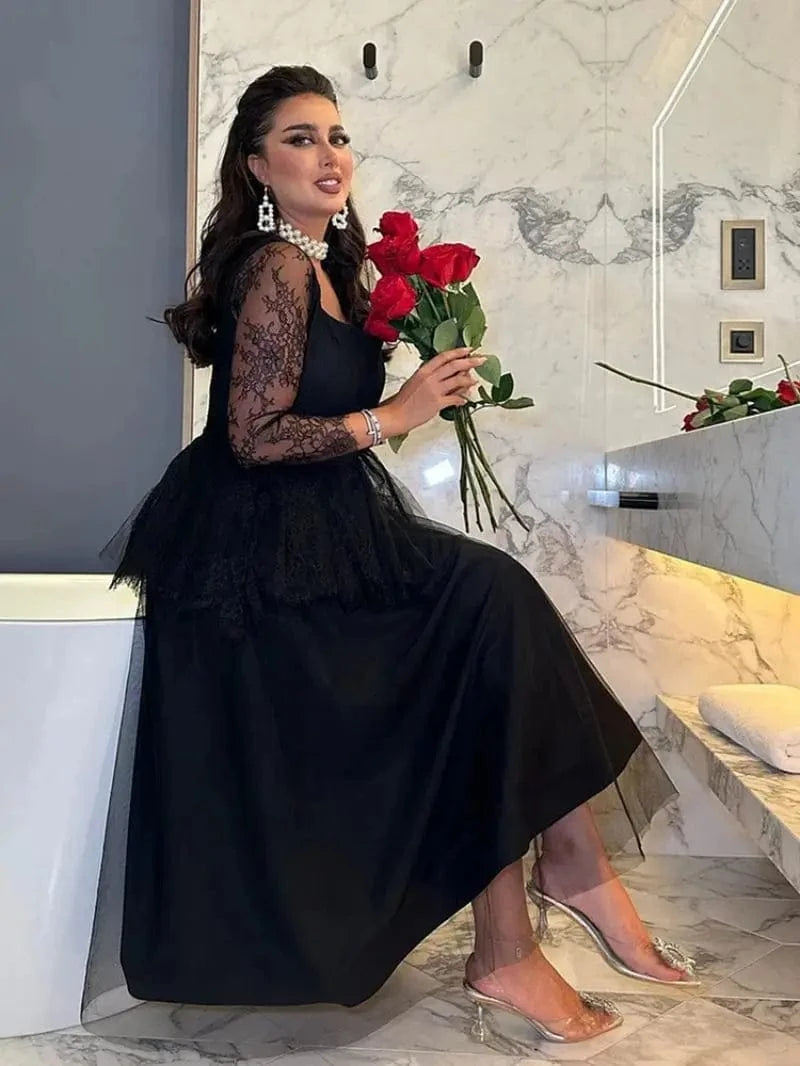 Robe de soirée chic noire longue en dentelle manches longues élégante femme accessoire bouquet de roses rouges