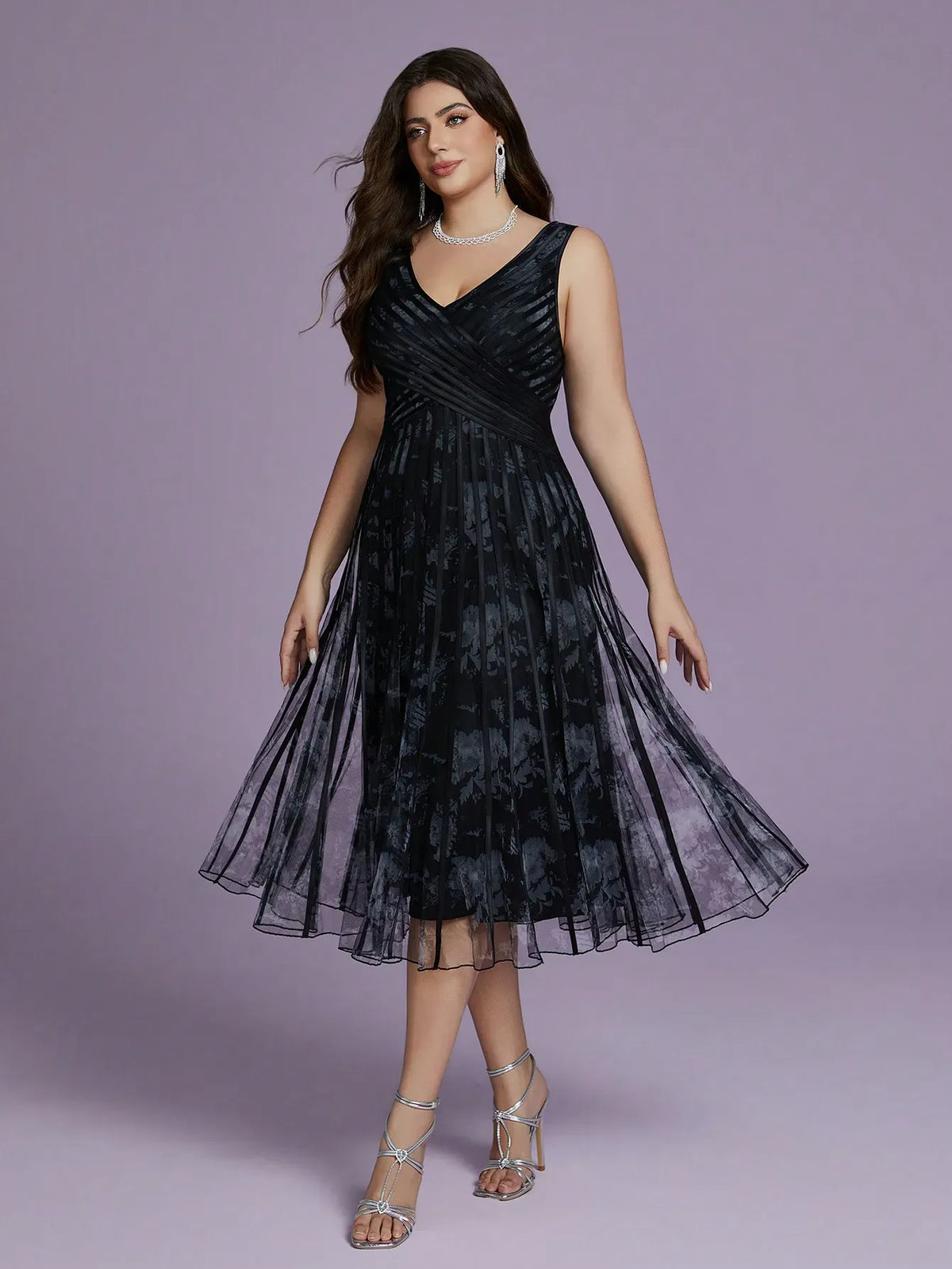 Robe de soirée noire grande taille à imprimé maillé