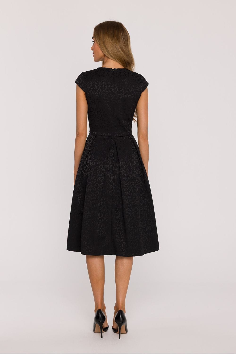 Robe de soirée chic noire midi trapèze à manches courtes idéale pour mariage invité ou cocktail élégant