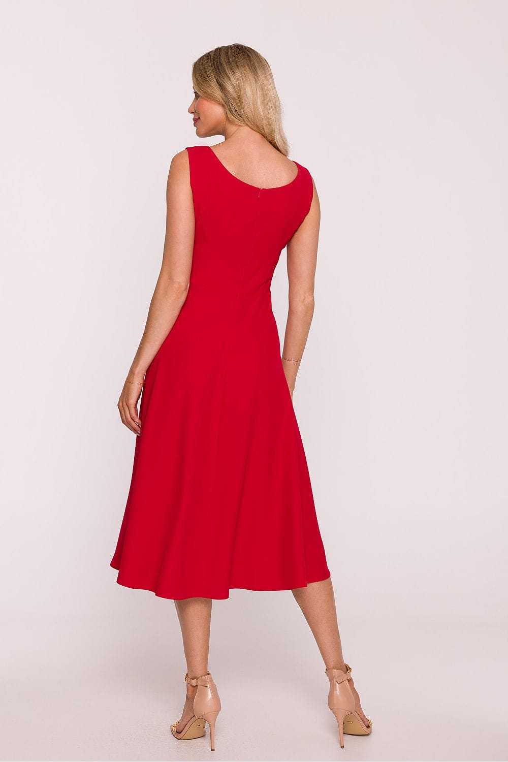 Robe midi rouge trapèze élégante sans manches pour soirée chic été ou mariage invité, idéale femme élégante