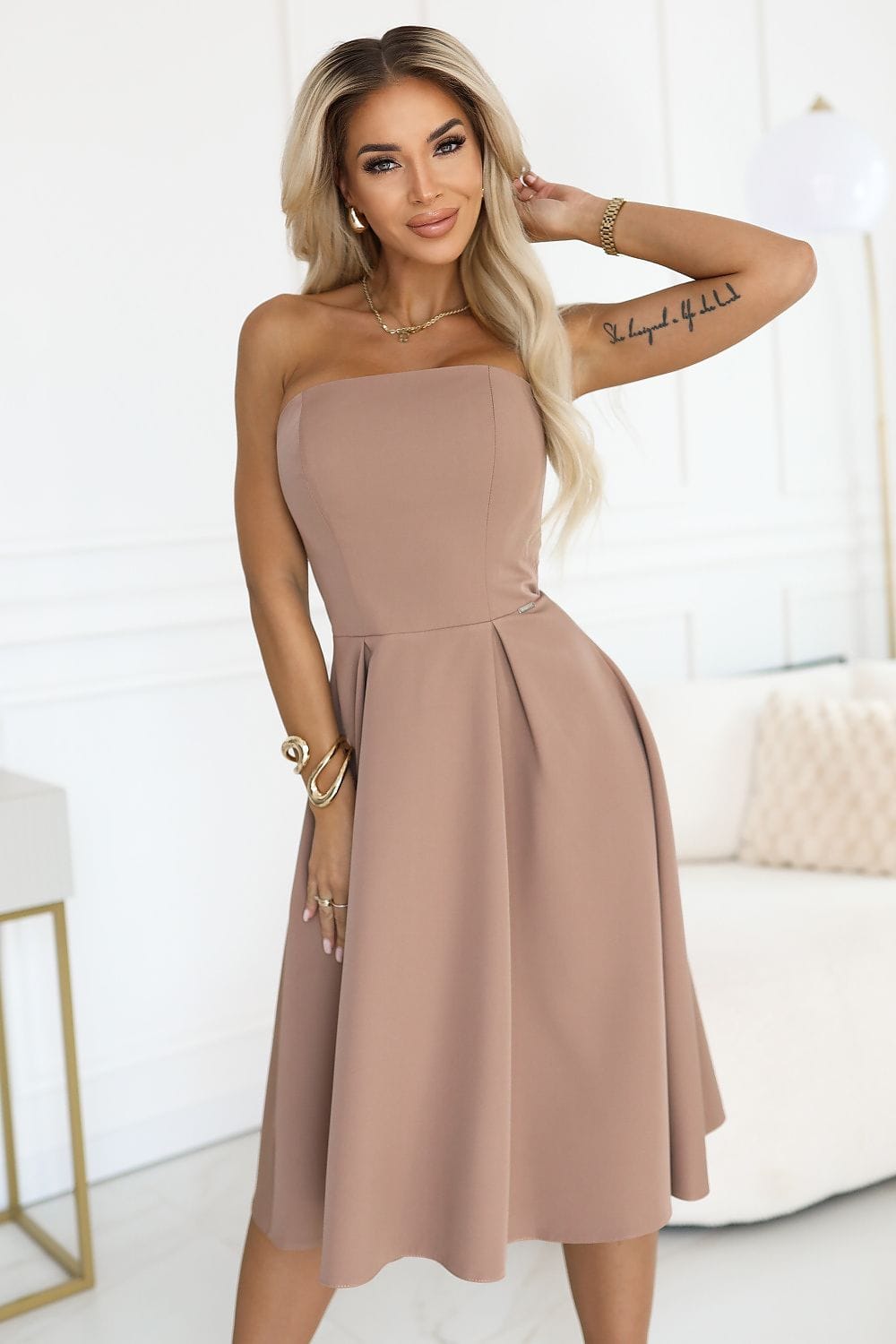 Robe cocktail chic beige midi bustier sans manches évasée parfaite pour mariage invité ou soirée élégante