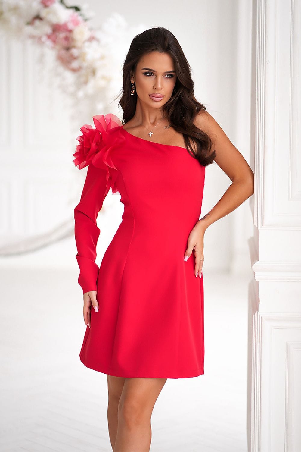 Robe courte rouge asymétrique soirée chic une manche fleurie tendance élégante pour mariage invité