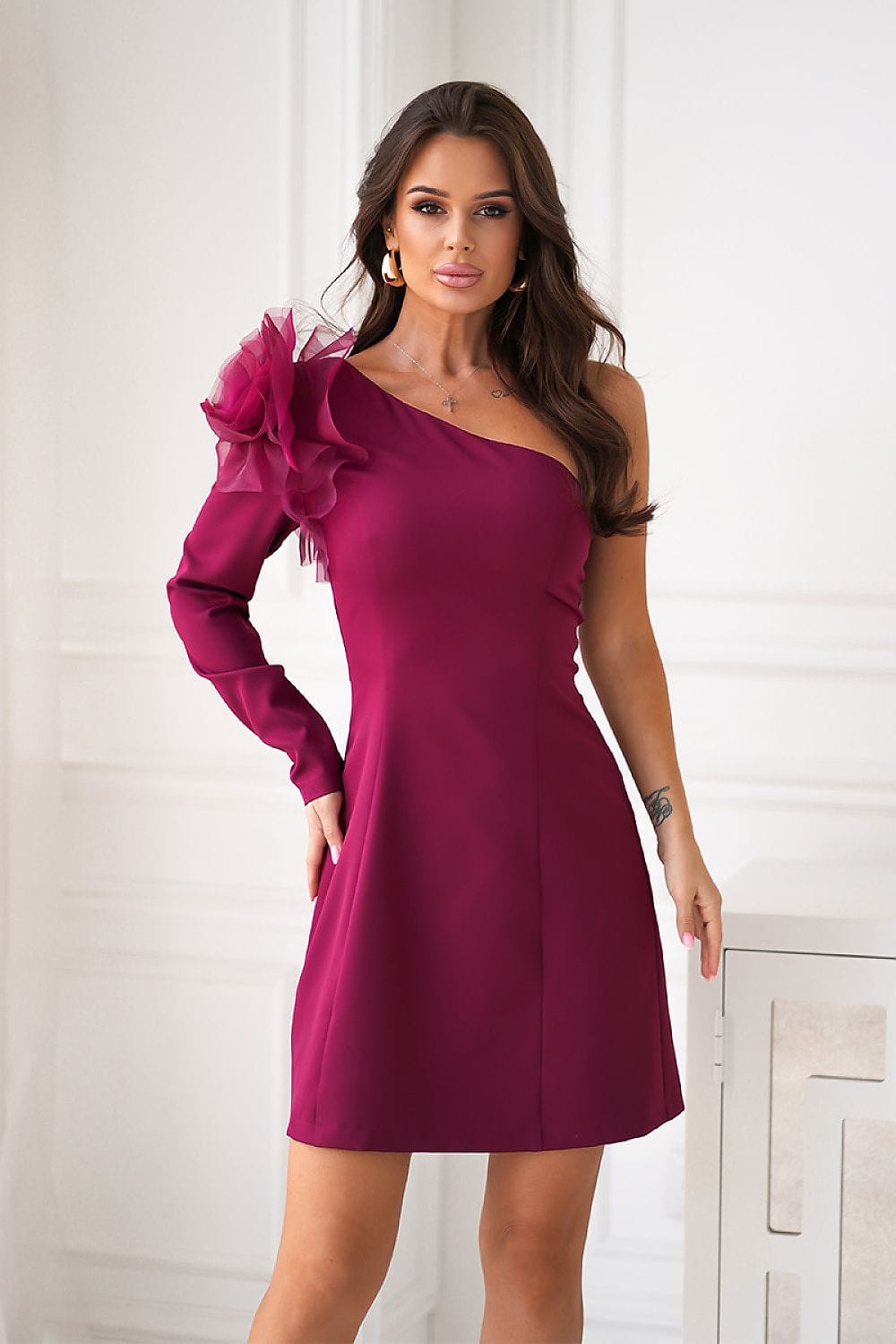 Robe de soirée chic courte asymétrique bordeaux une manche longue fleurie élégante pour événement spécial