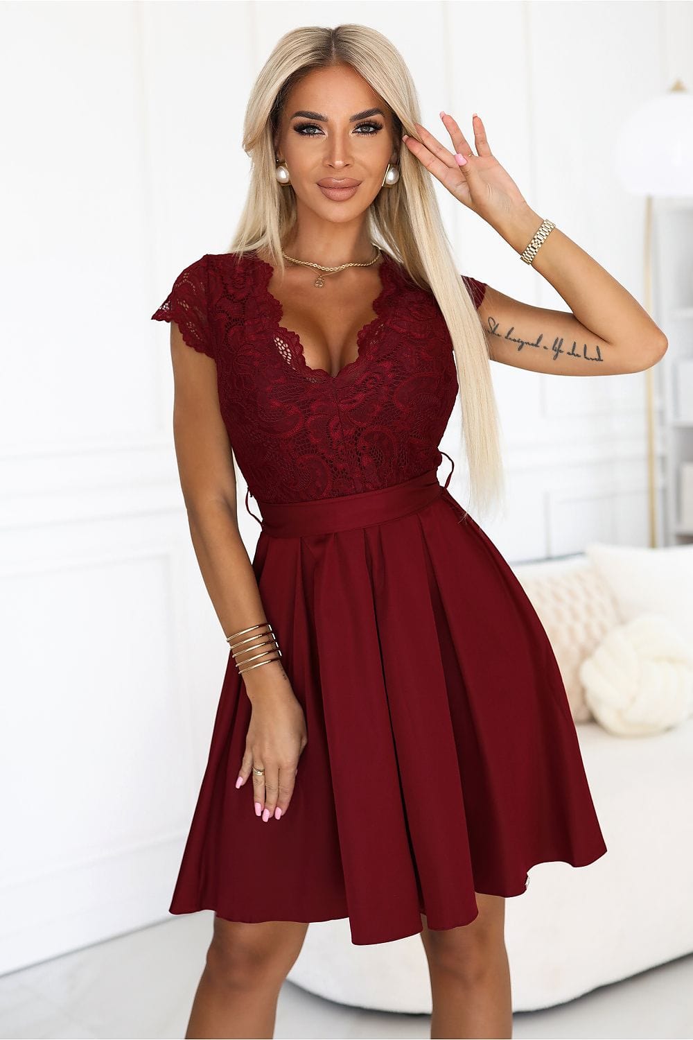Robe cocktail courte bordeaux dentelle décolleté manches courtes élégante pour soirée chic ou mariage invité