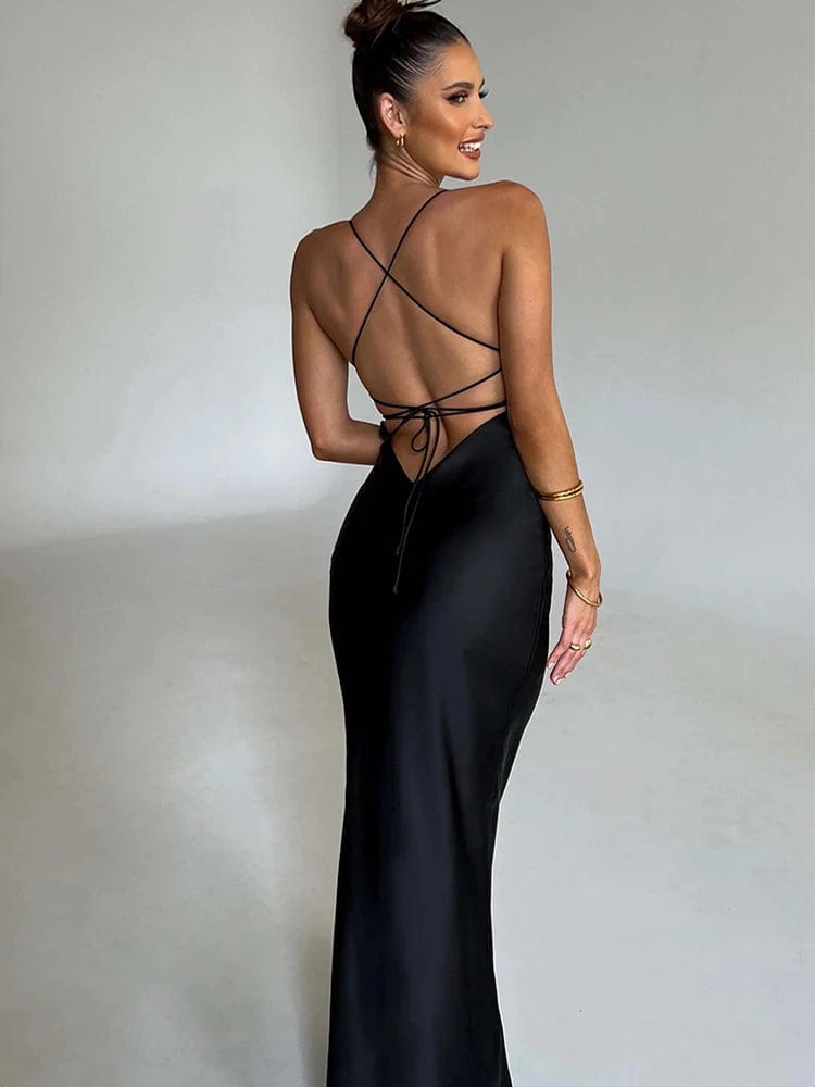 Robe noire soirée dos nu longue chic élégante pour un mariage ou un événement glamour.