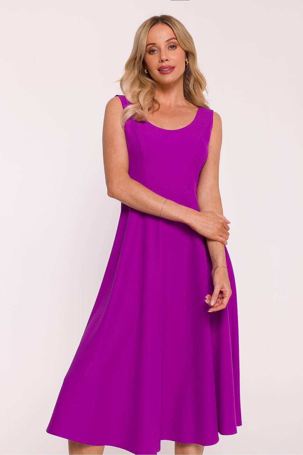 Robe midi évasée sans manches violette élégante, idéale pour une soirée chic ou un événement cocktail d’été