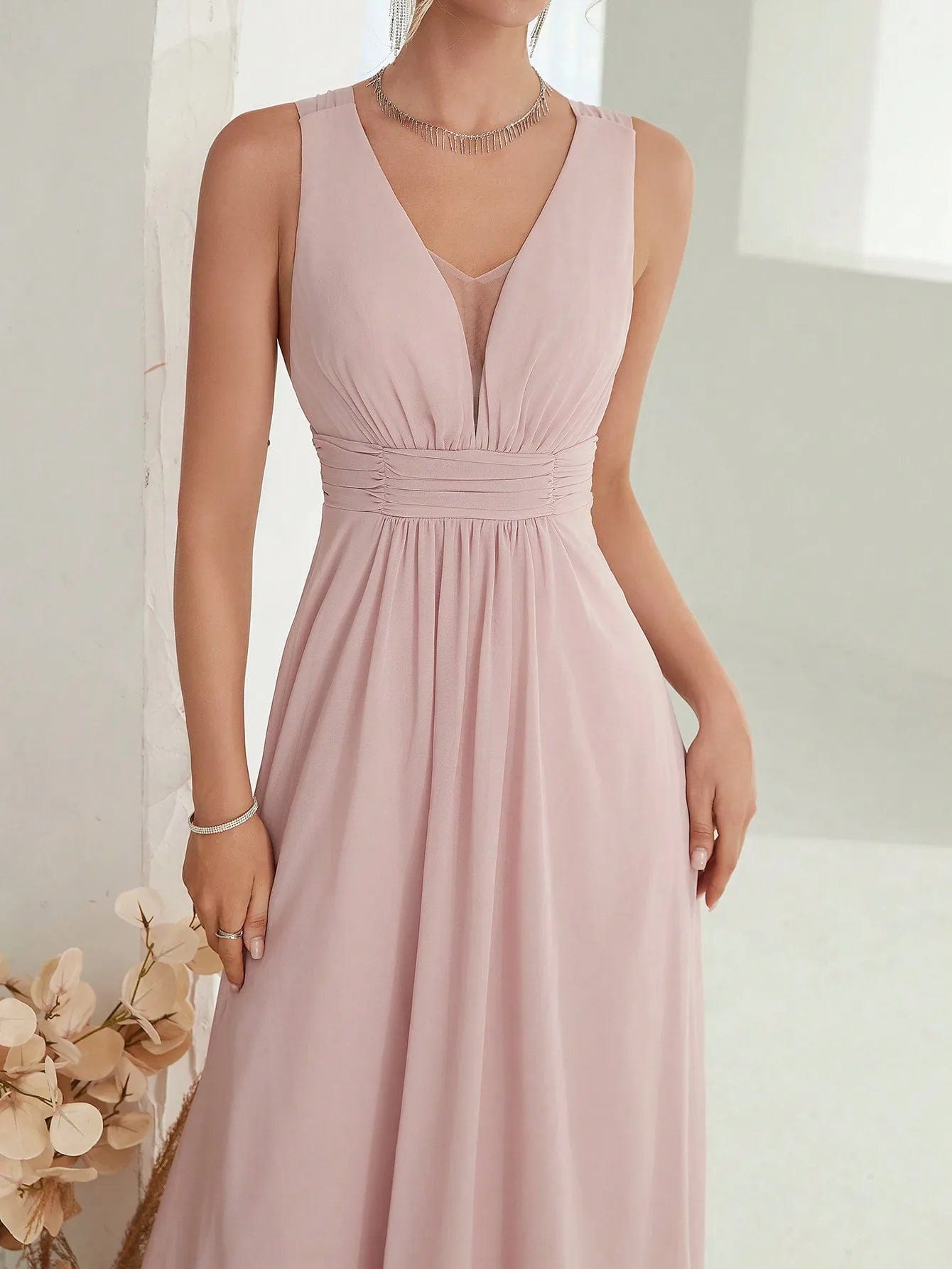 "Robe demoiselle d'honneur beige crème longue sans manches, style bohème chic avec décolleté en V et taille cintrée pour mariage"