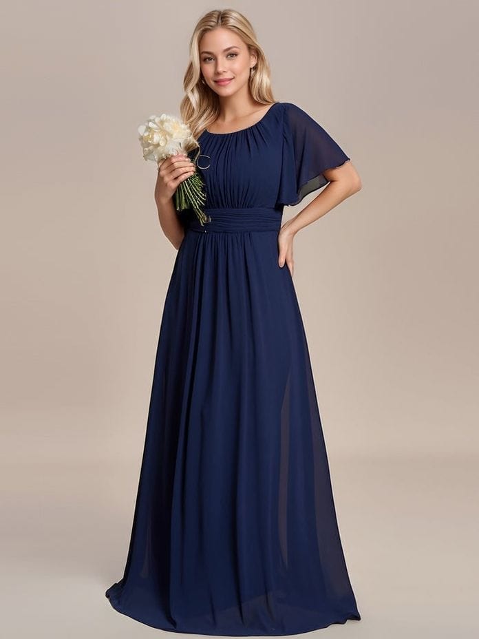 Robe longue soirée chic bleu manches courtes tenue invitée mariage élégante avec bouquet de fleurs blanches