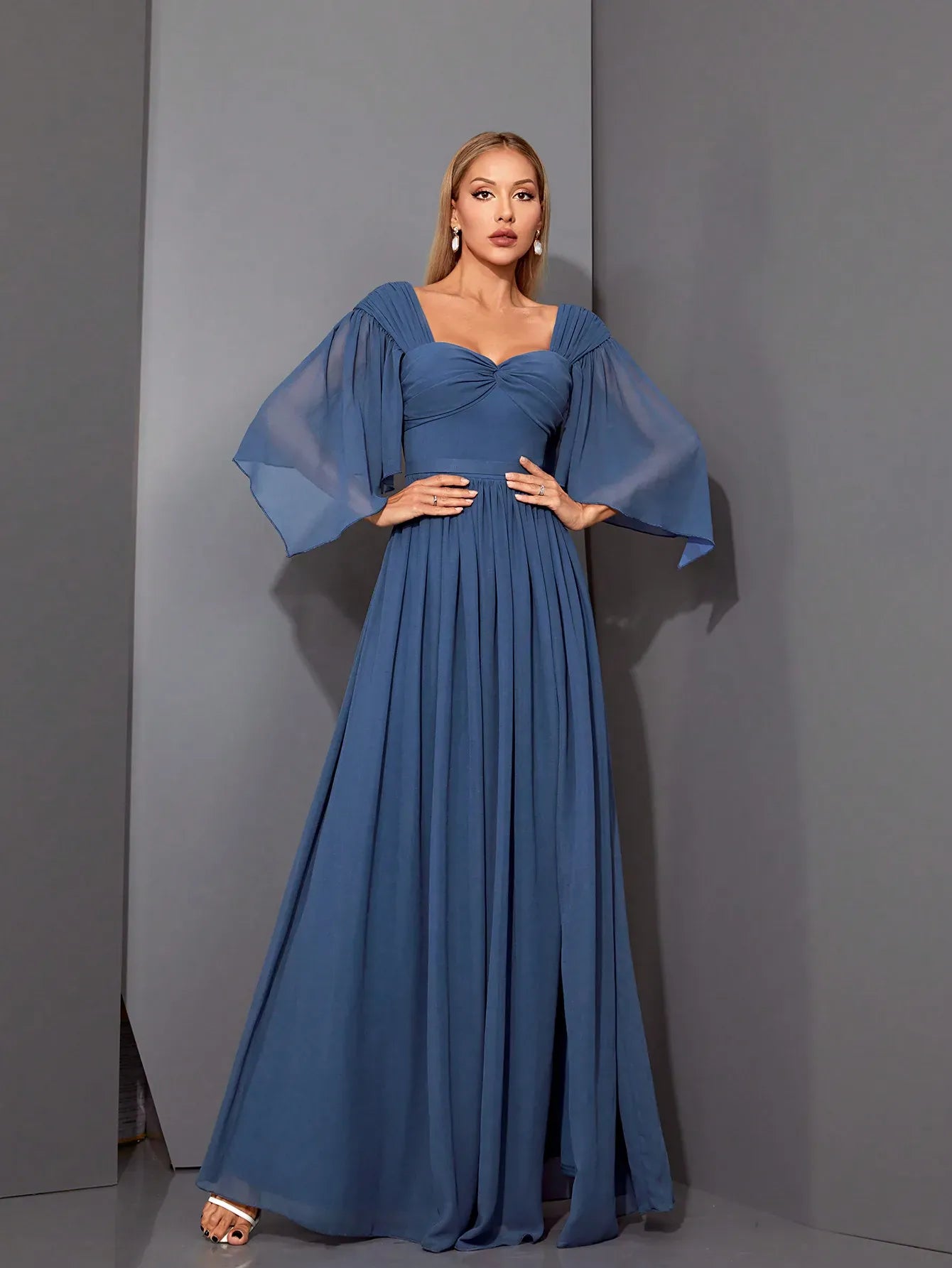 Robe demoiselle d'honneur bleue avec manches flottantes et fente haute