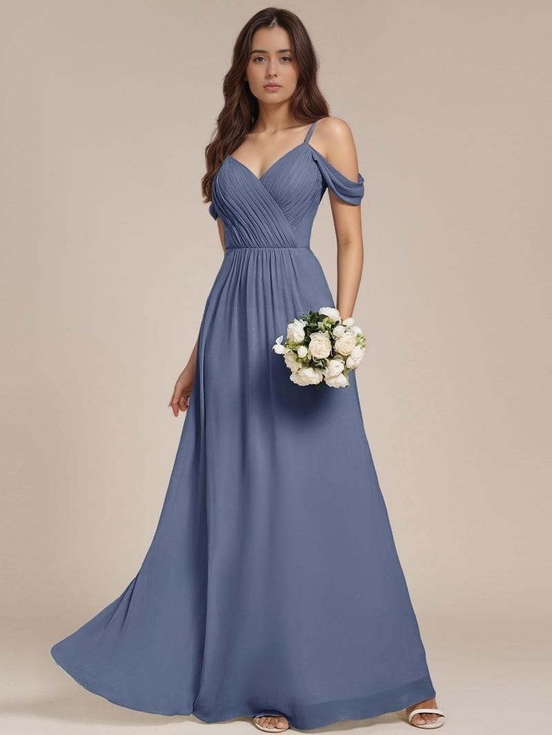 Robe demoiselle d'honneur longue bleu manches épaules dénudées pour mariage chic estivale bouquet blanc