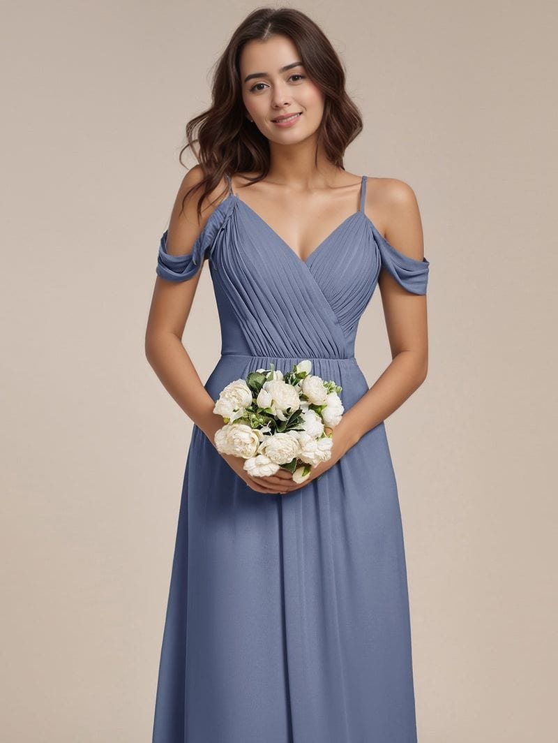 Robe longue demoiselle d'honneur bohème bleu épaules dénudées fluide bouquet de fleurs blanches