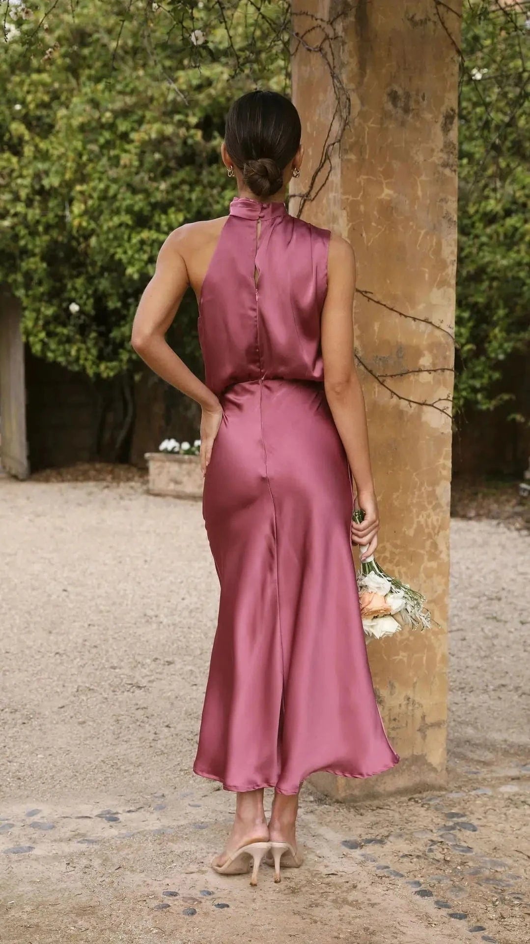 robe demoiselle d'honneur chic midi élégante pour mariage, coupe trapèze fluide manches courtes