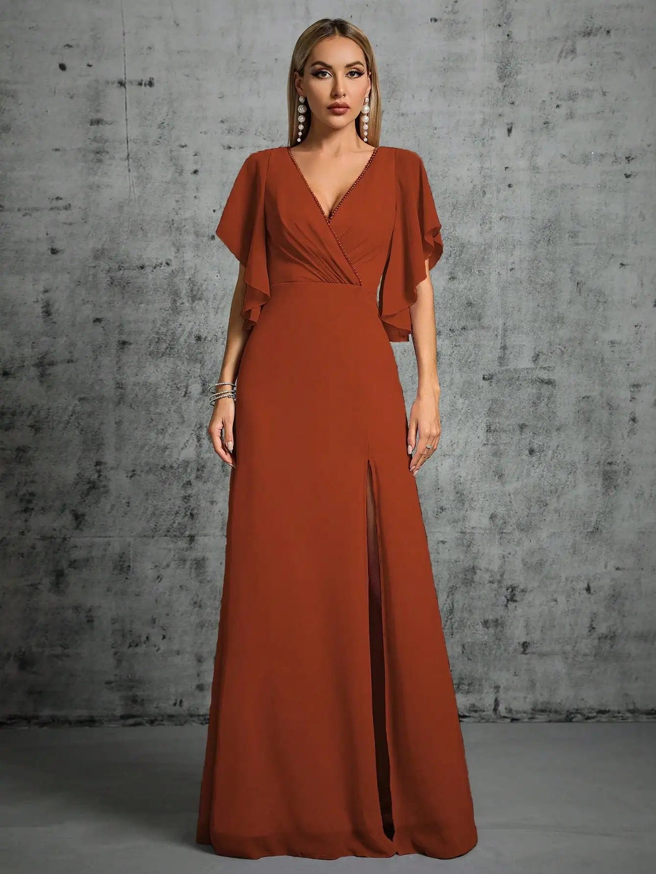 Robe demoiselle d'honneur longue terracotta avec manches courtes et décolleté, élégante pour mariage.