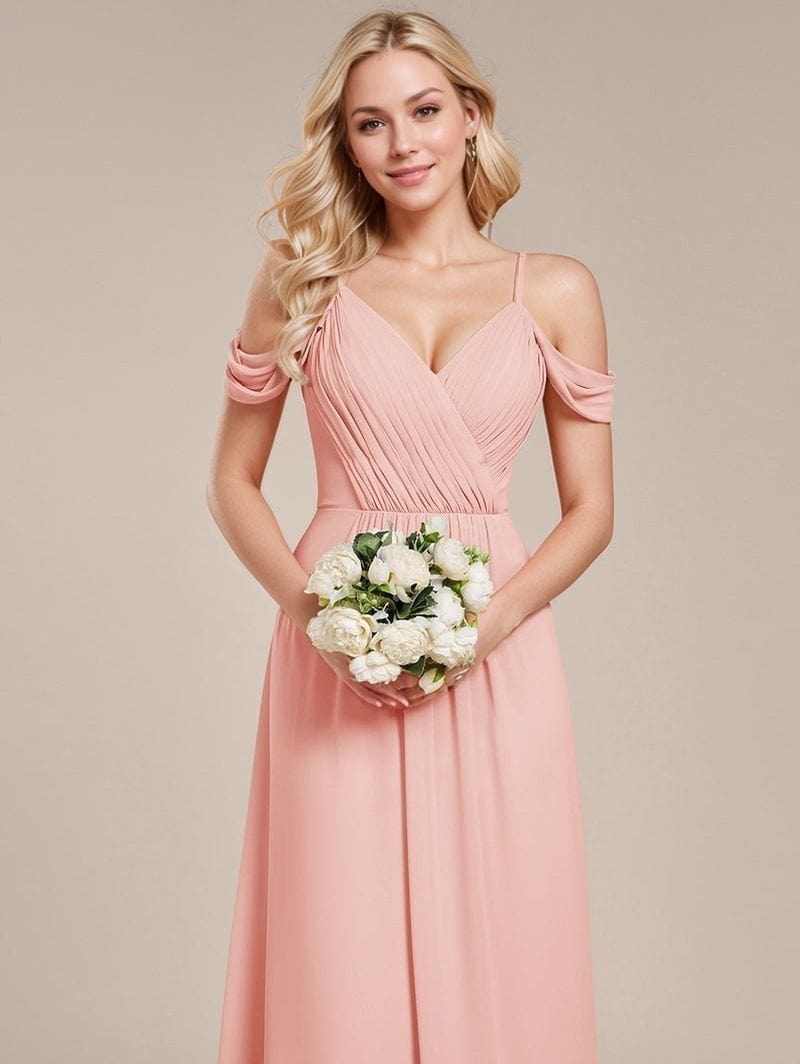 Robe demoiselle d'honneur bohème rose poudré longue fluide à épaules dénudées avec bouquet de fleurs blanches