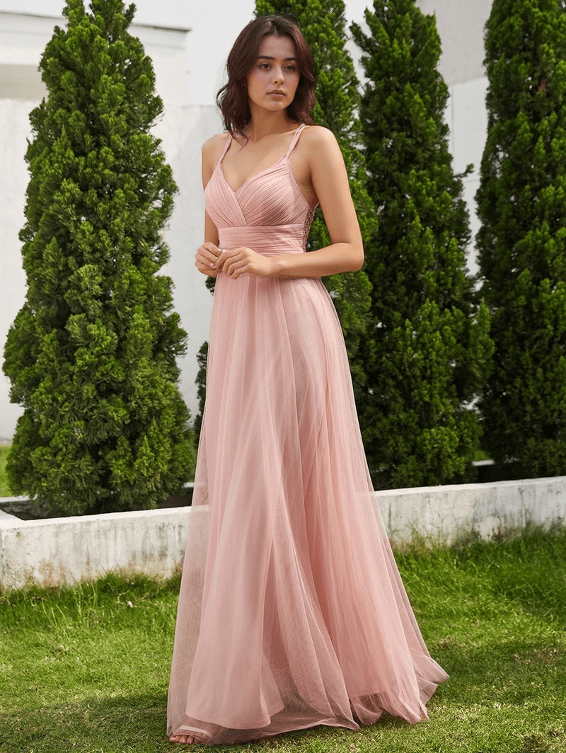 Robe longue demoiselle d’honneur bohème rose poudré en tulle fluide, idéale pour mariage chic en été