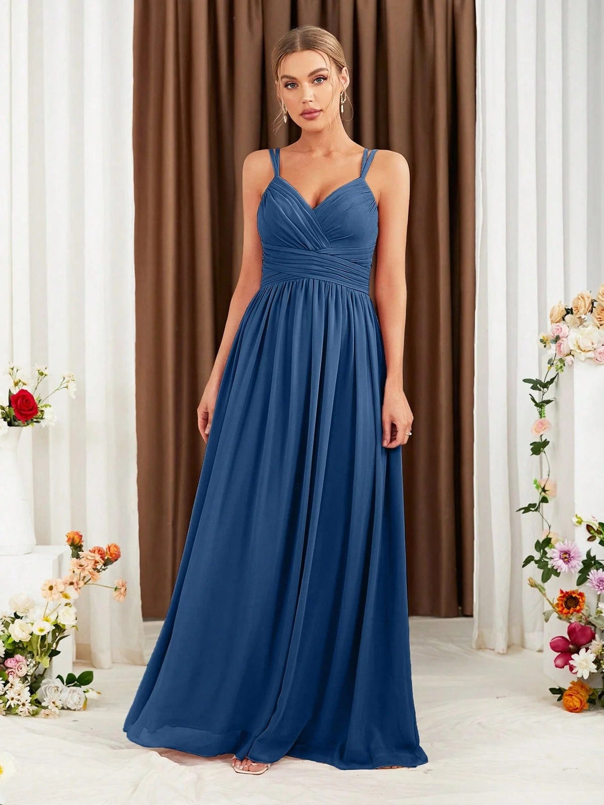 Robe demoiselle d'honneur bleue longue dos nu, élégante pour mariage, avec une silhouette trapèze et manches courtes.
