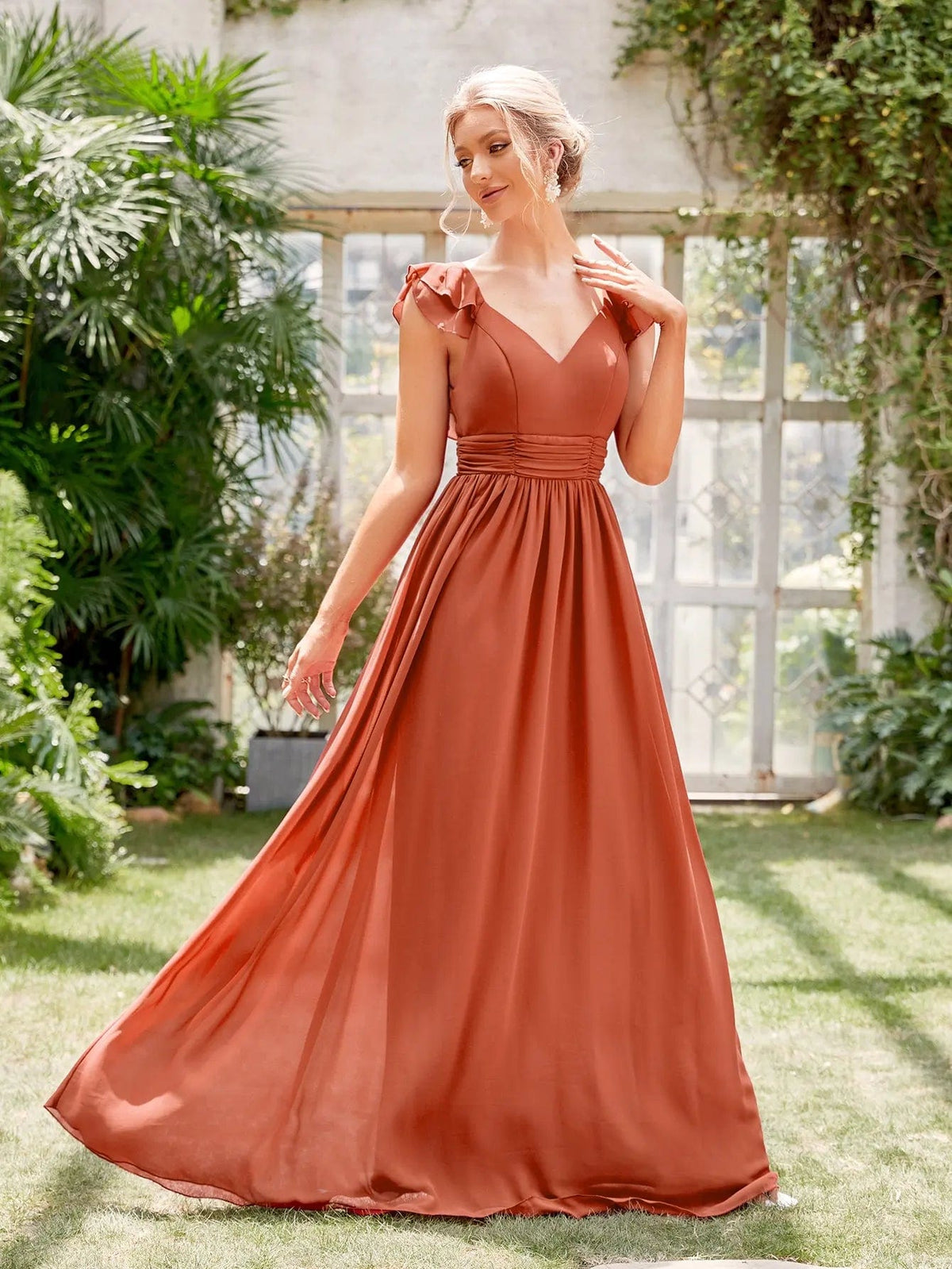 Robe demoiselle d'honneur terracotta longue avec manches courtes et décolleté en V, élégante pour mariage.