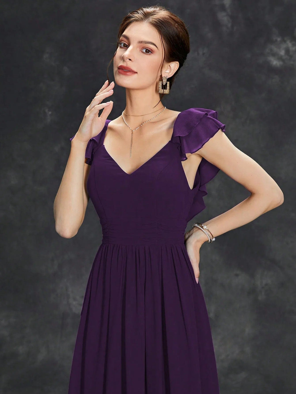 Robe demoiselle d'honneur terracotta élégante, longueur midi, style bohème avec manches courtes et détails ruchés.