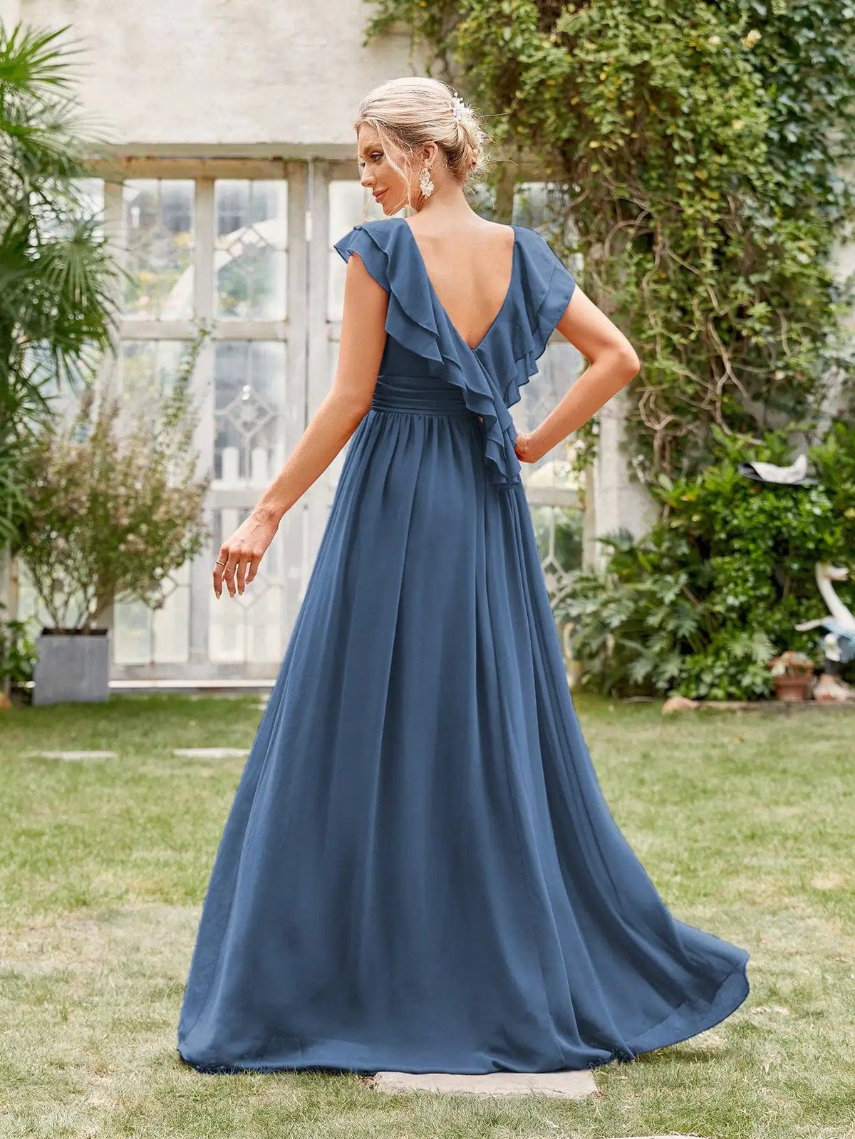 Robe demoiselle d'honneur terracotta longue dos nu et épaules volantées pour mariage chic et élégant.