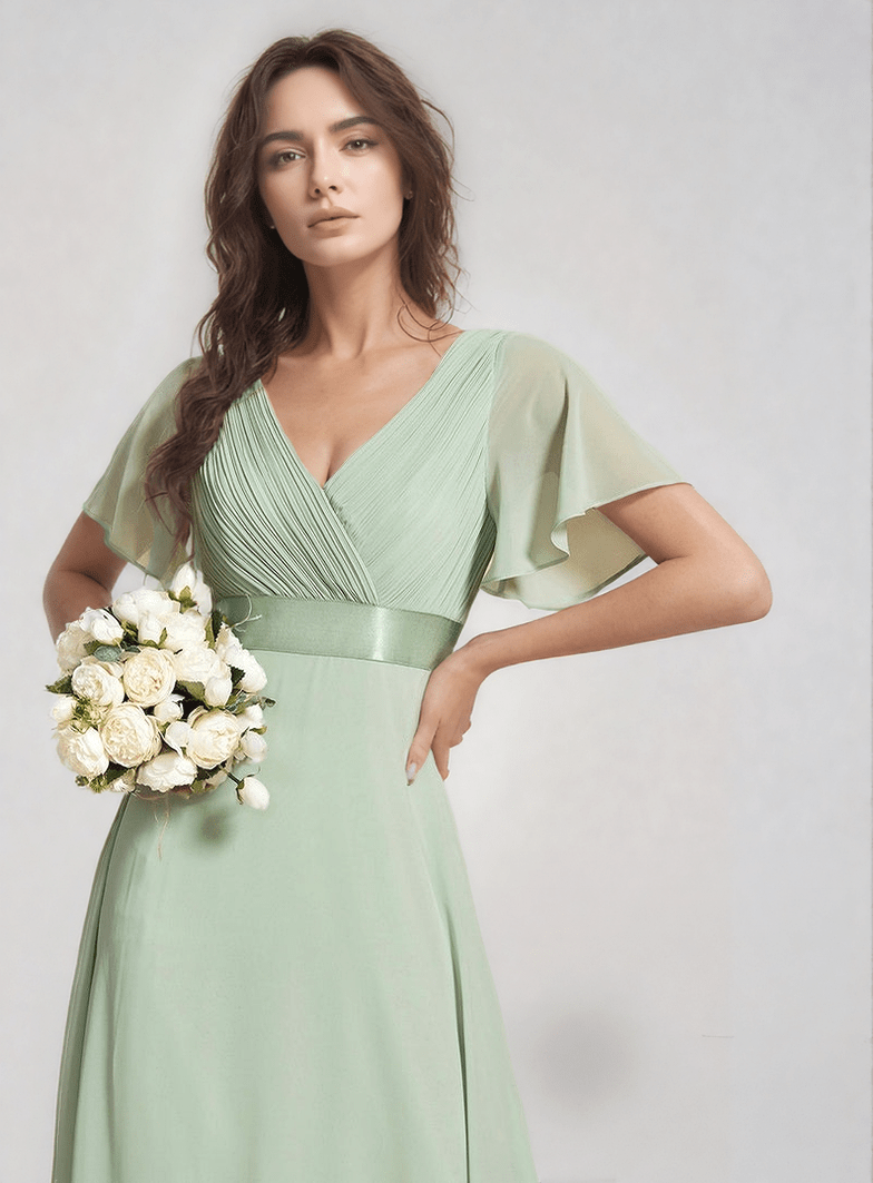 Robe demoiselle d'honneur chic longue verte manches courtes fluide bouquet fleurs blanches élégante
