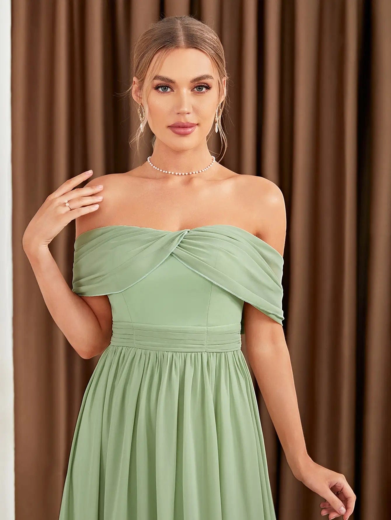 Robe demoiselle d'honneur verte sauge élégante sans manches pour mariage, style empire et longueur longue.