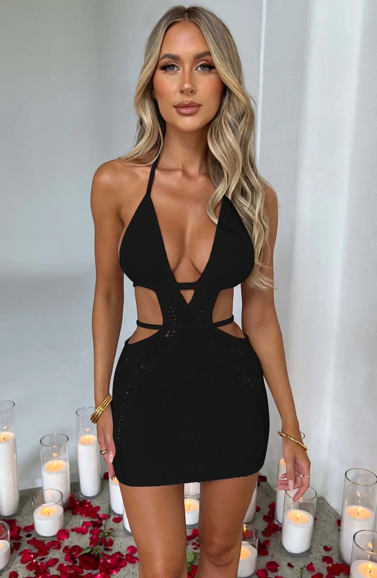 Robe noire dos nu en maille courte, style soirée sexy, silhouette moulante, idéale pour cocktail ou événement chic.