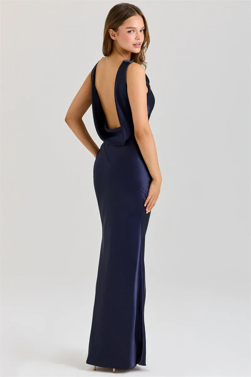 Robe dos nu longue drapée en satin col bénitier sans manches