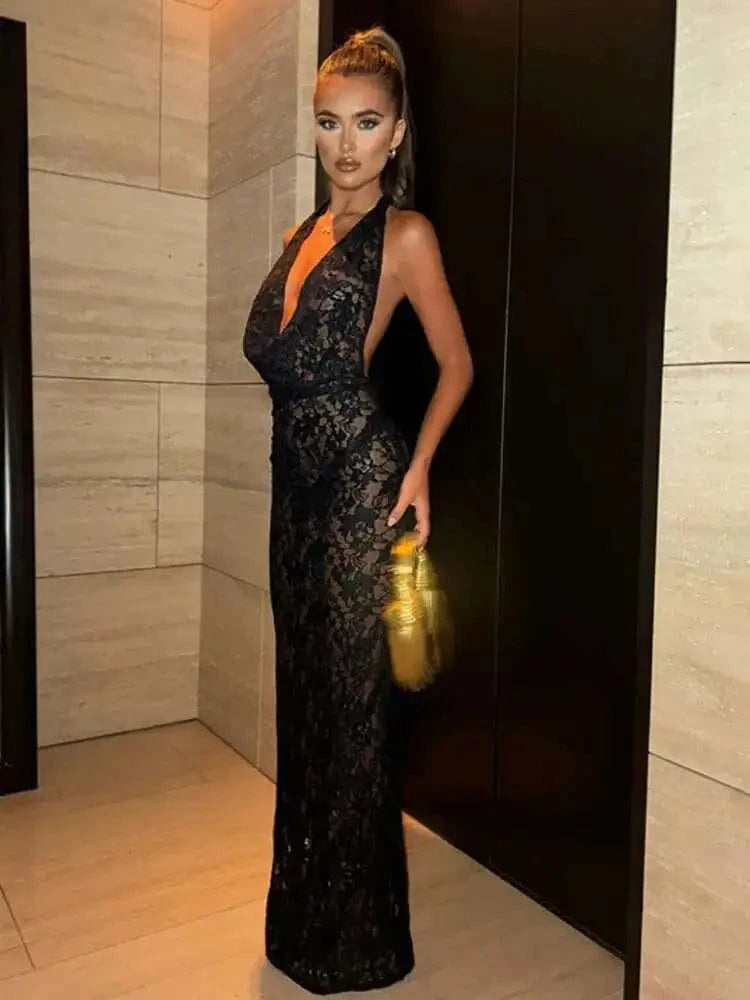 Robe de soirée chic noire longue dos nu en dentelle moulante avec accessoires élégants pochette dorée