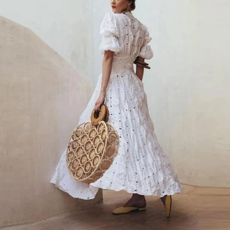 Robe été bohème longue blanche manches courtes évasée en coton avec sac rond en osier tendance