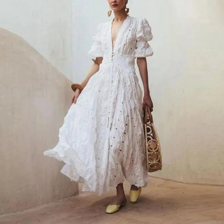 Robe longue blanche bohème été manches courtes en coton pour femme, accessoirisée d'un sac en osier chic