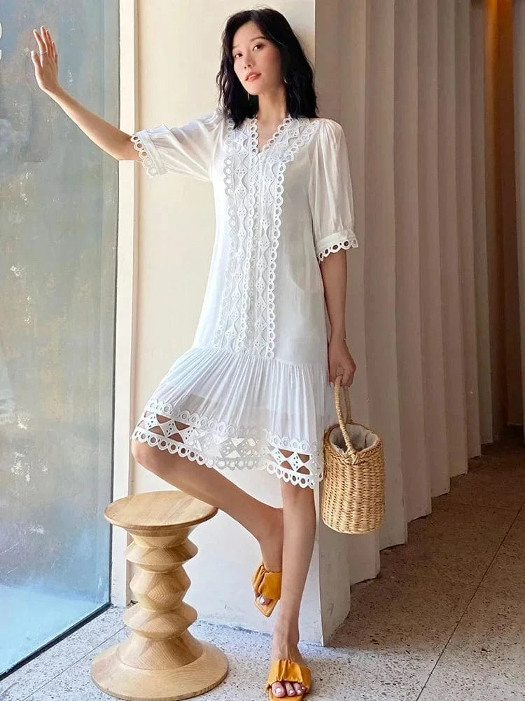 Robe été blanche courte bohème dentelle manches courtes élégante femme accessoire panier osier chic