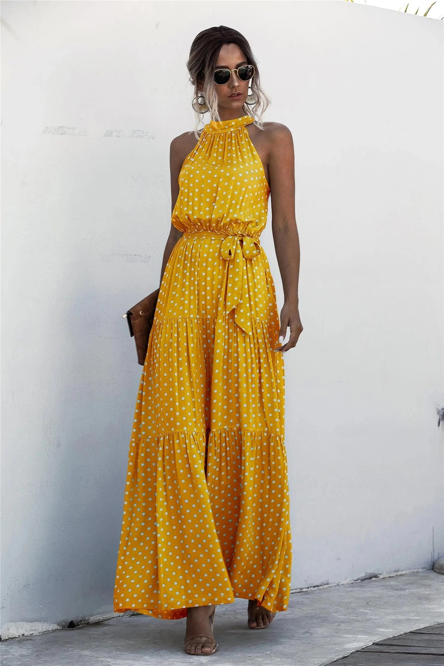 Robe été longue bohème jaune à pois blancs, sans manches, fluide, idéale pour plage ou soirée décontractée