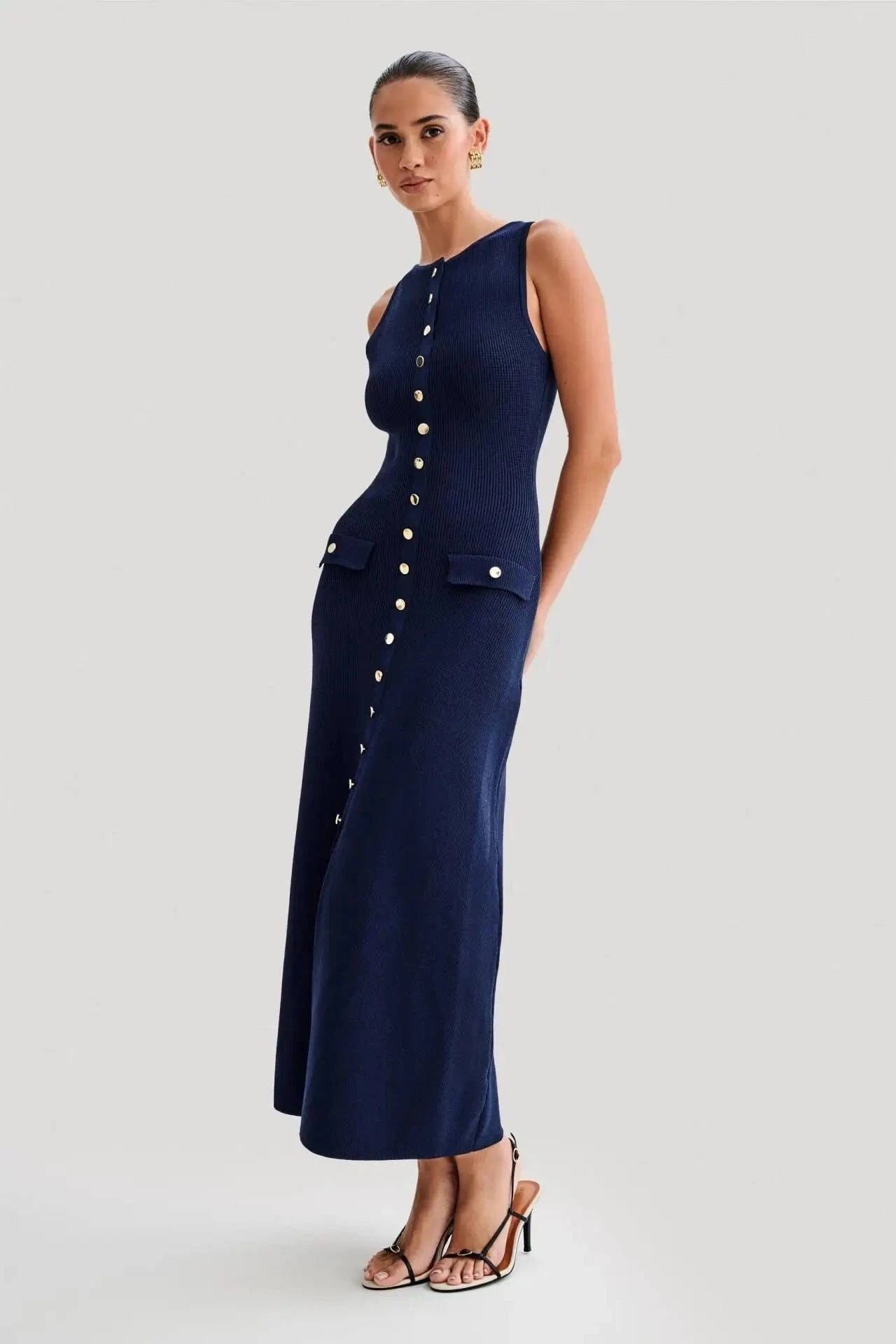 robe été chic longue moulante boutonnée sans manches parfaite pour un mariage ou un cocktail élégant
