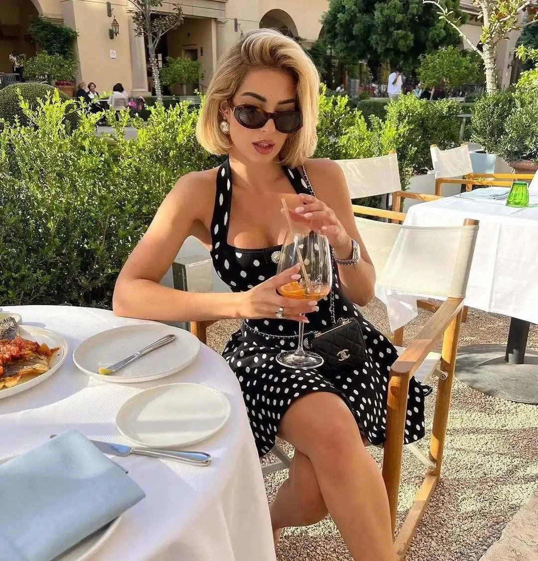 Robe courte noire à pois blancs style vintage chic été évasée sans manches pour look décontracté terrasse