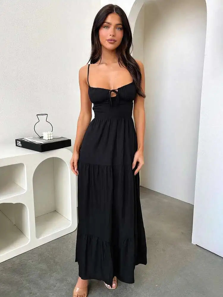 Robe longue noire trapèze à fines bretelles style soirée chic, décolleté tendance pour été ou cocktail élégante