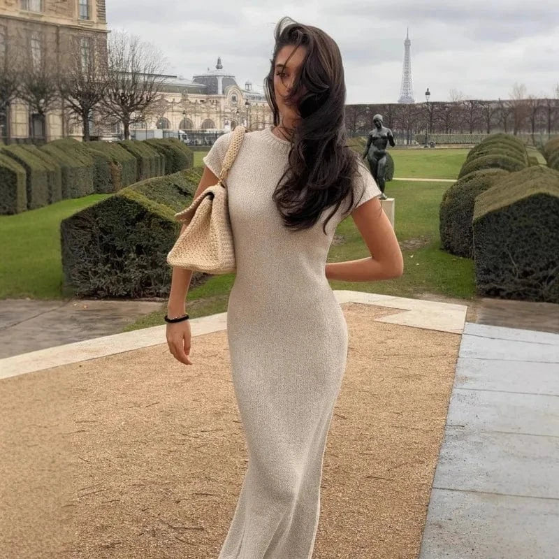 Robe longue chic beige moulante manches courtes pour soirée chic printemps avec sac cabas en maille