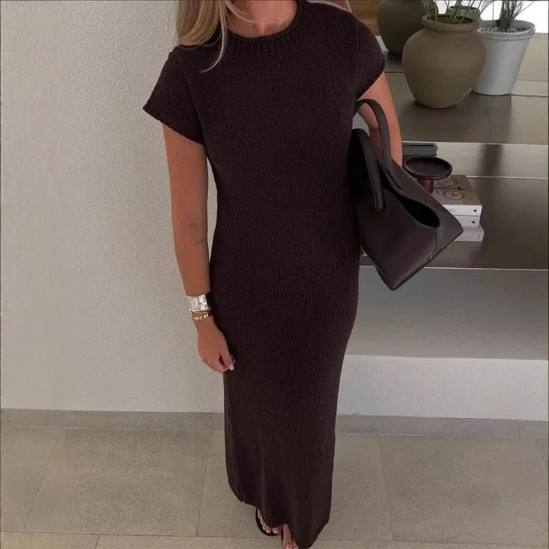 Robe longue droite casual en maille marron manches courtes look chic moderne accessoirisée d’un sac élégant