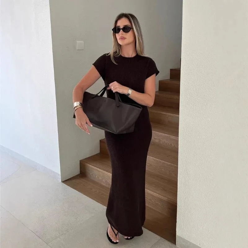 Robe longue noire moulante manches courtes casual chic été accessoire sac noir tendance femme moderne