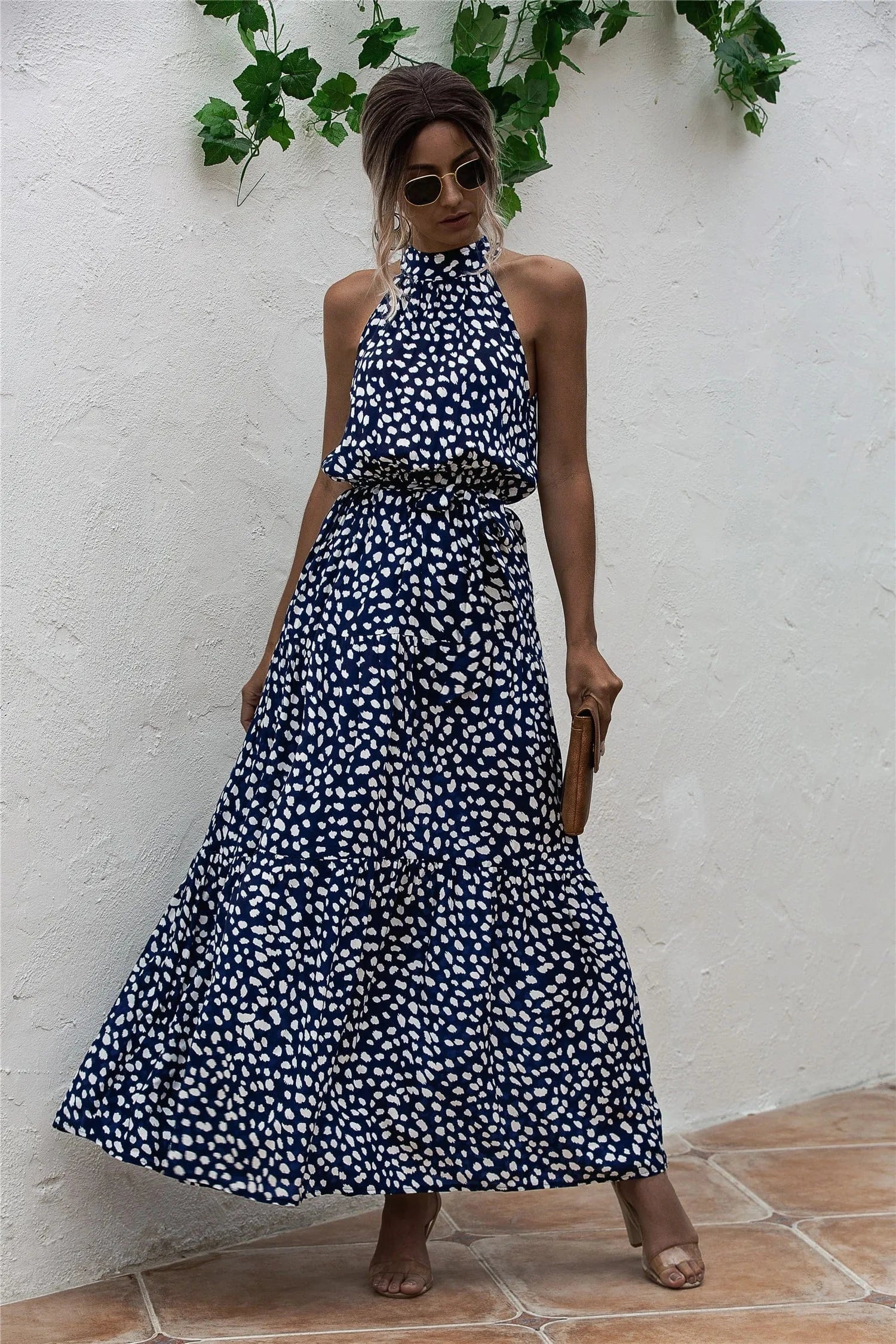 Robe longue été bohème bleu sans manches imprimé blanc, idéale pour plage ou soirée estivale élégante